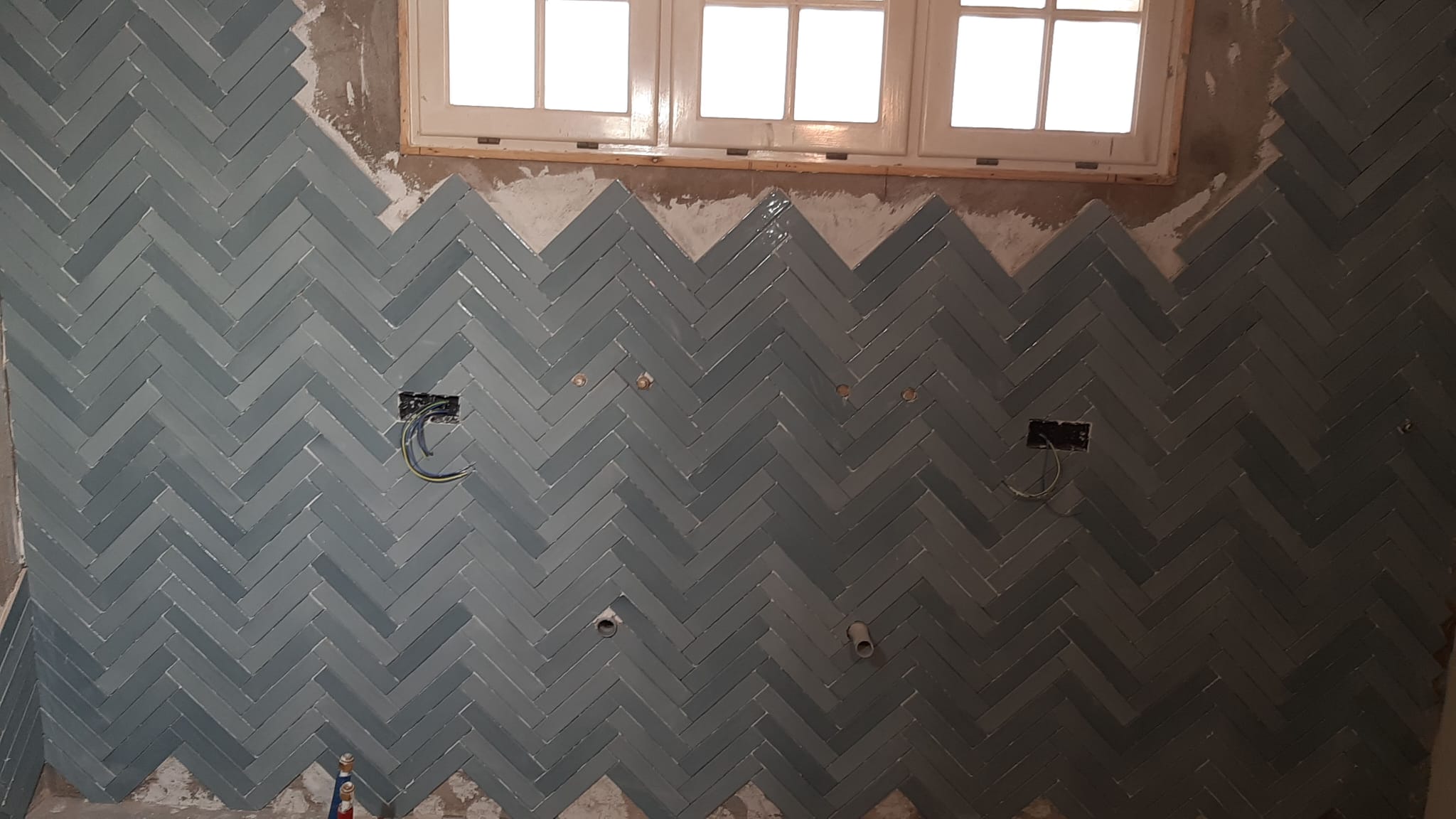 Baño con azulejos en escama