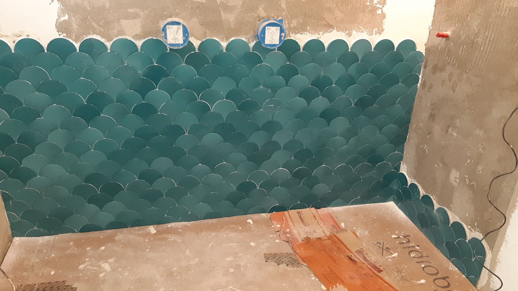 Baño con azulejos en escama