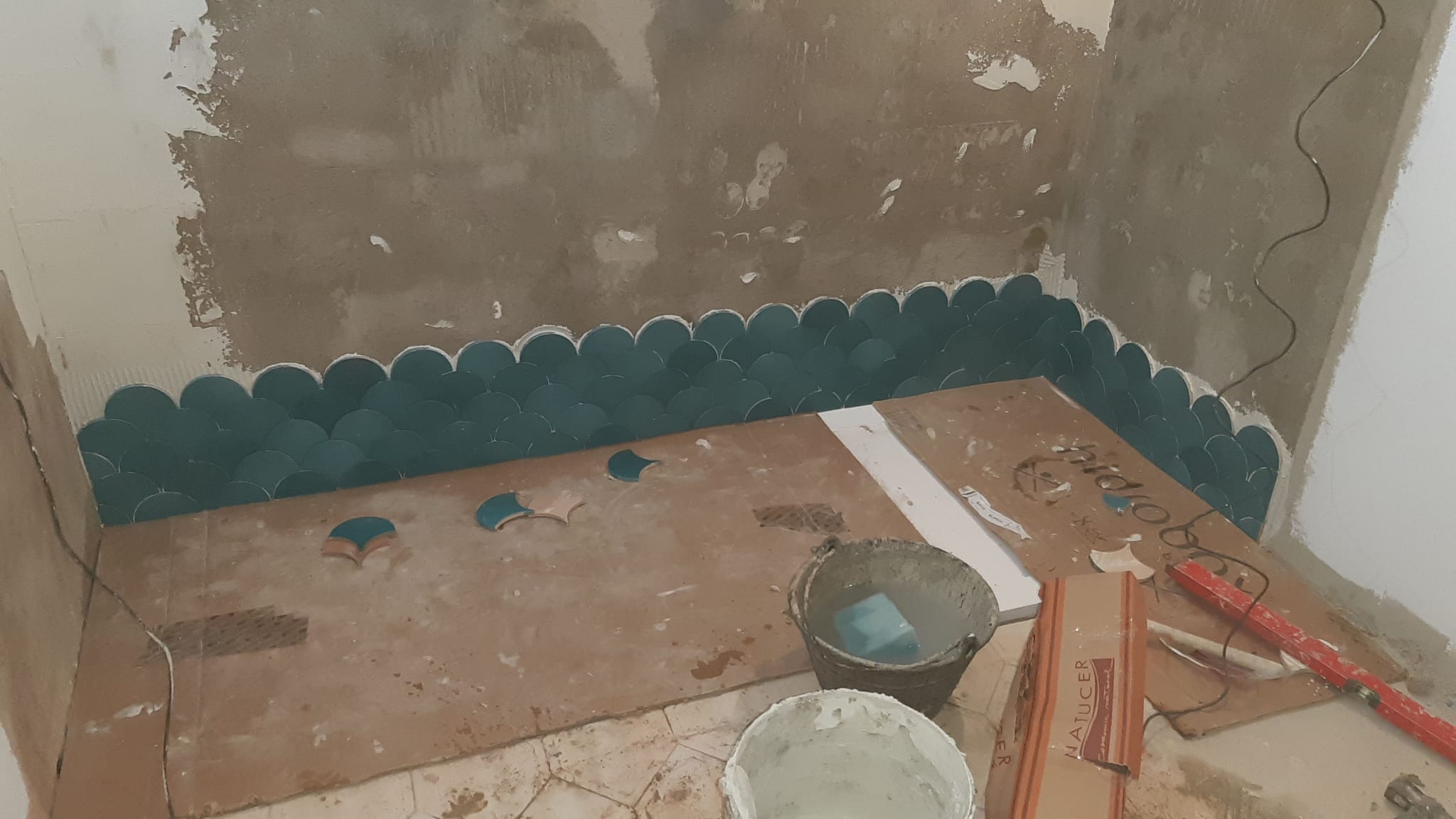 Baño con azulejos en escama