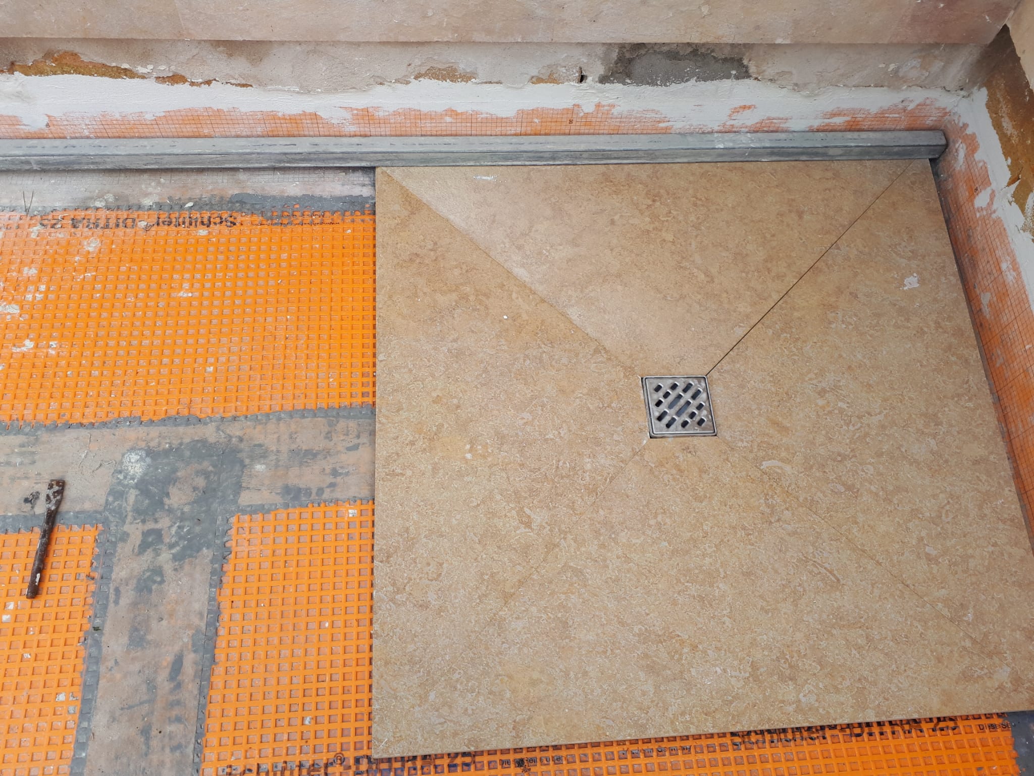Baño con azulejos en escama