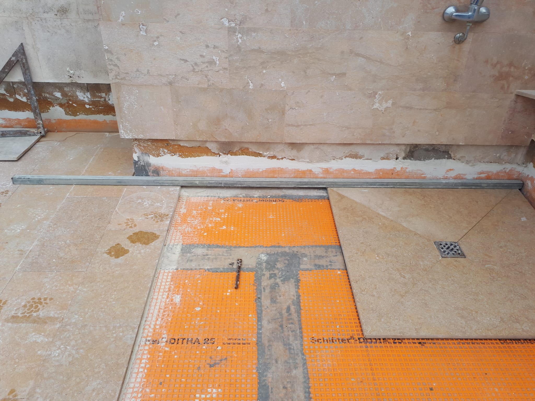 Baño con azulejos en escama