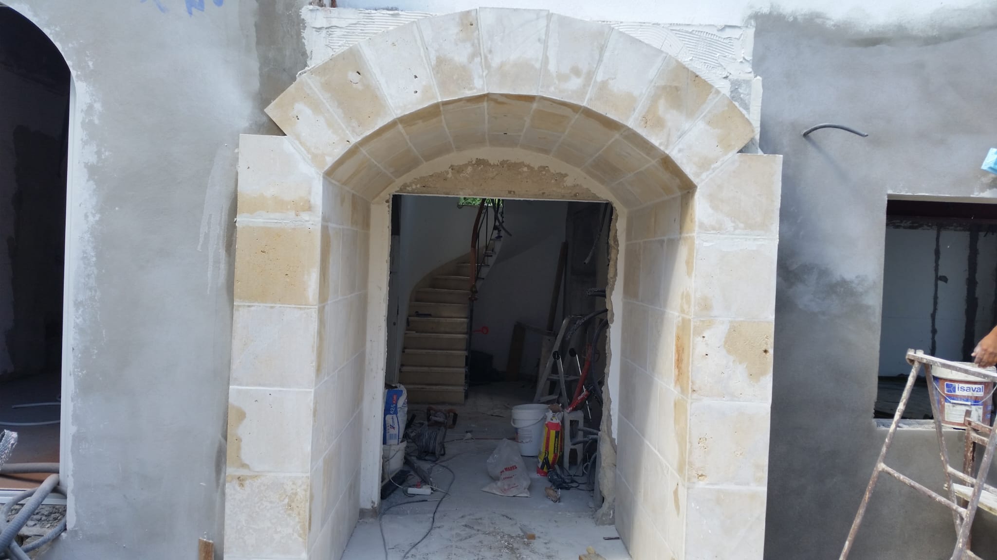 Baño con azulejos en escama