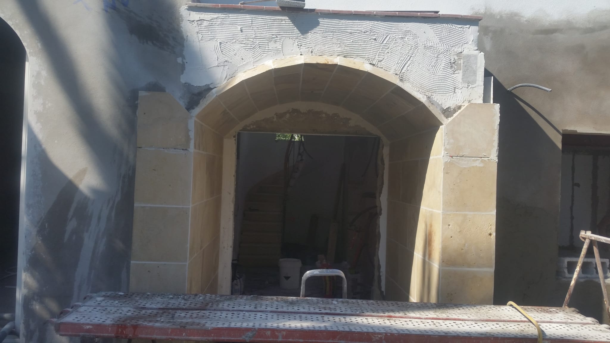 Baño con azulejos en escama