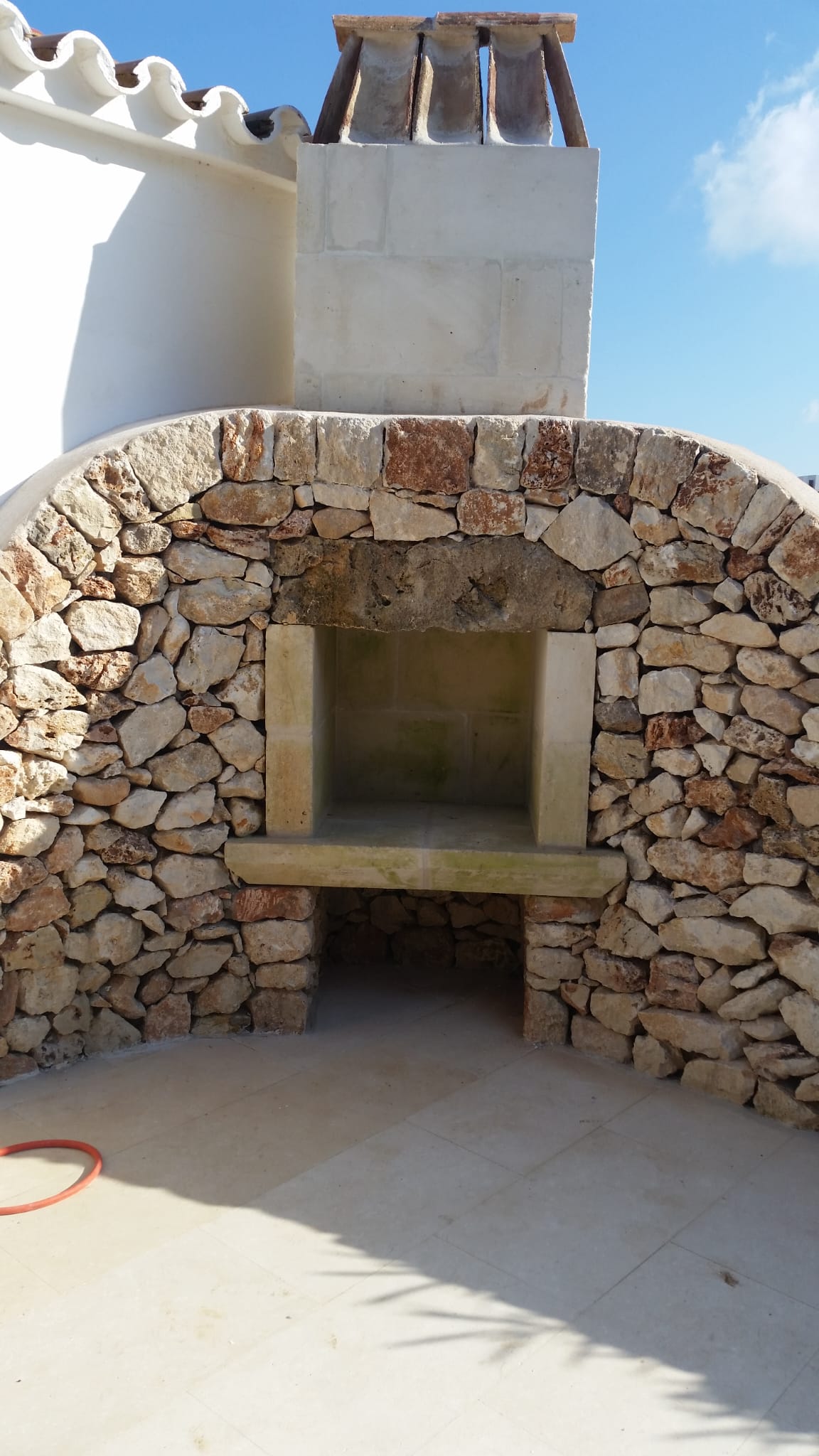 Baño con azulejos en escama