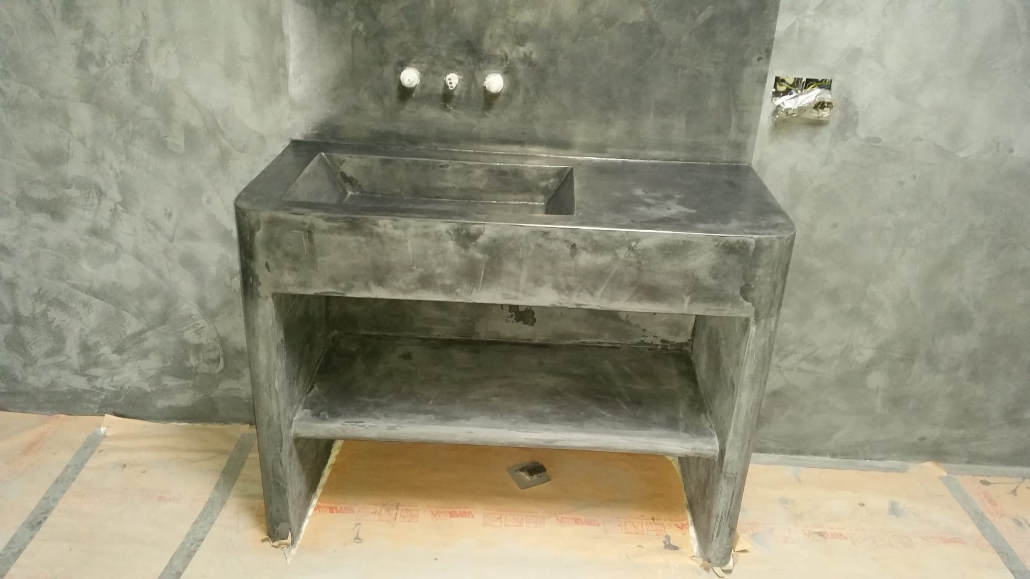 Baño con azulejos en escama