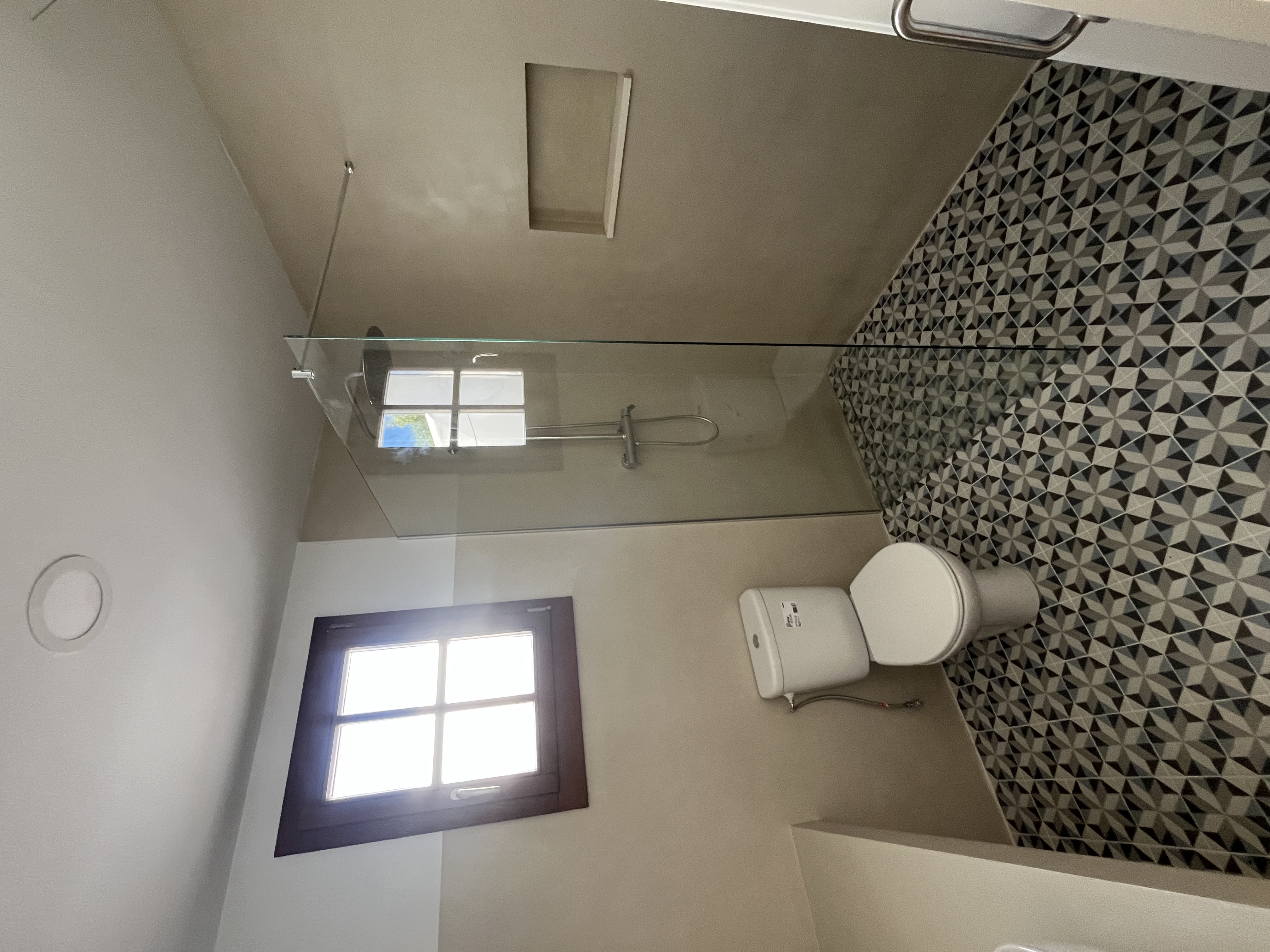 Baño con azulejos geométricos