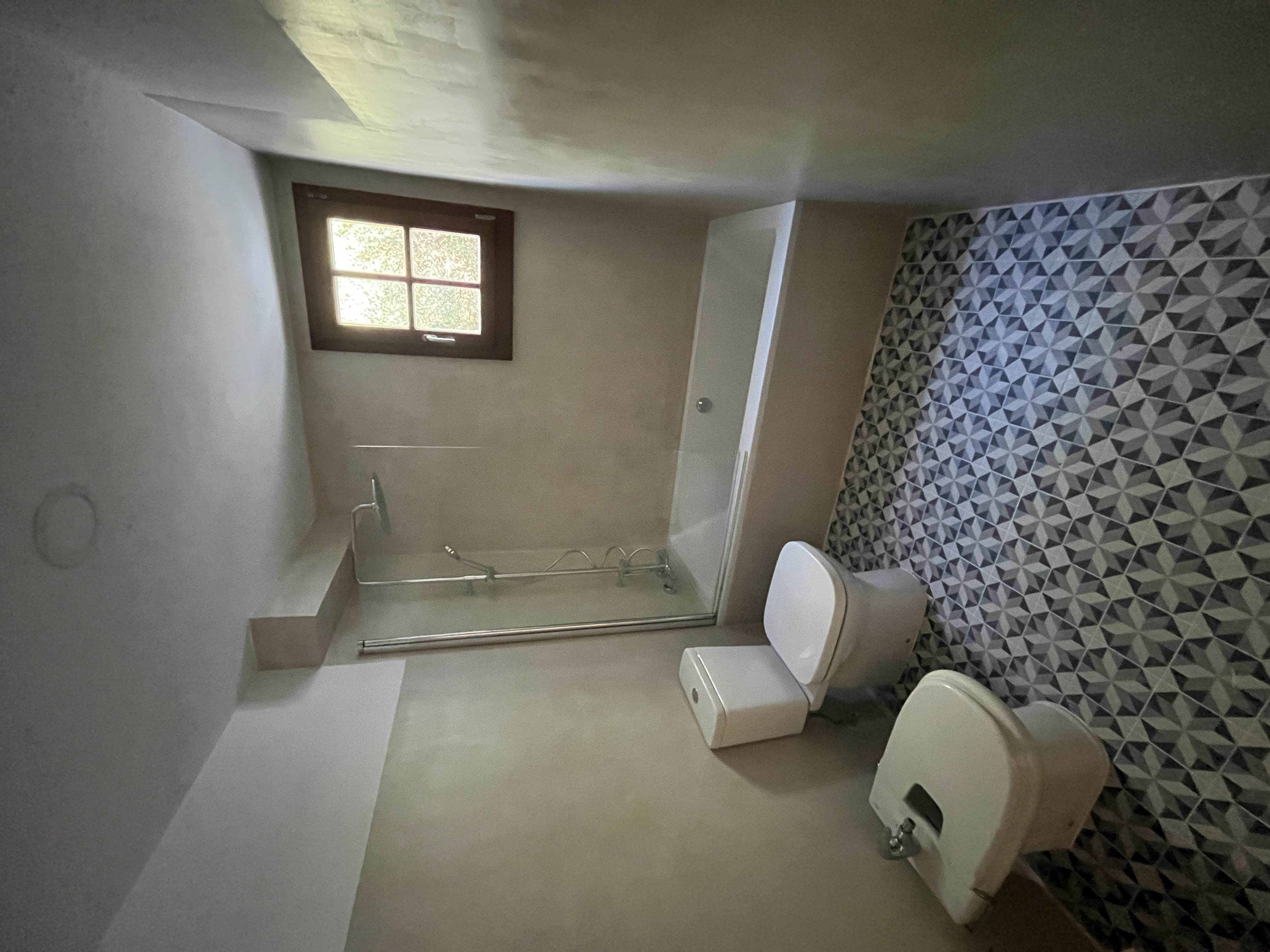 Baño con azulejos geométricos