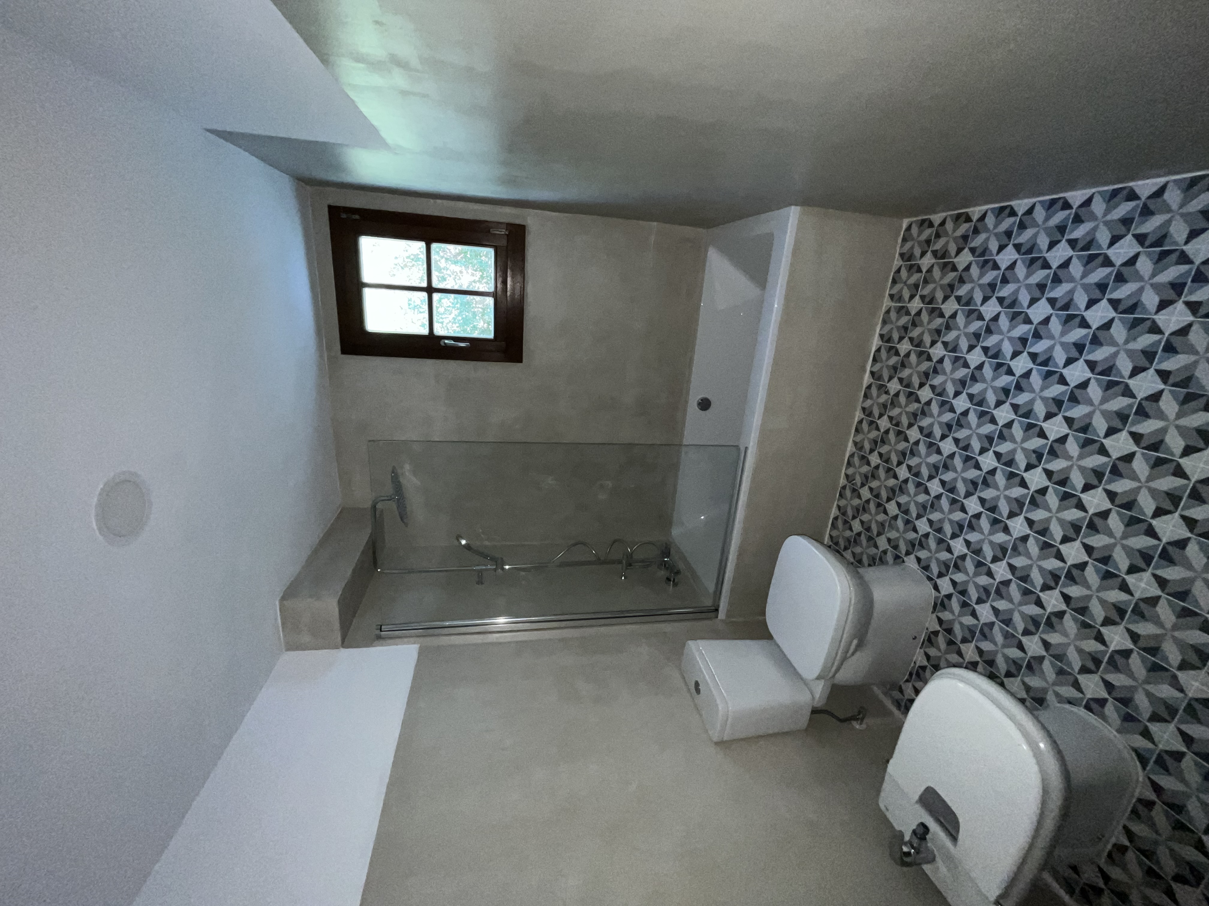 Baño con azulejos geométricos