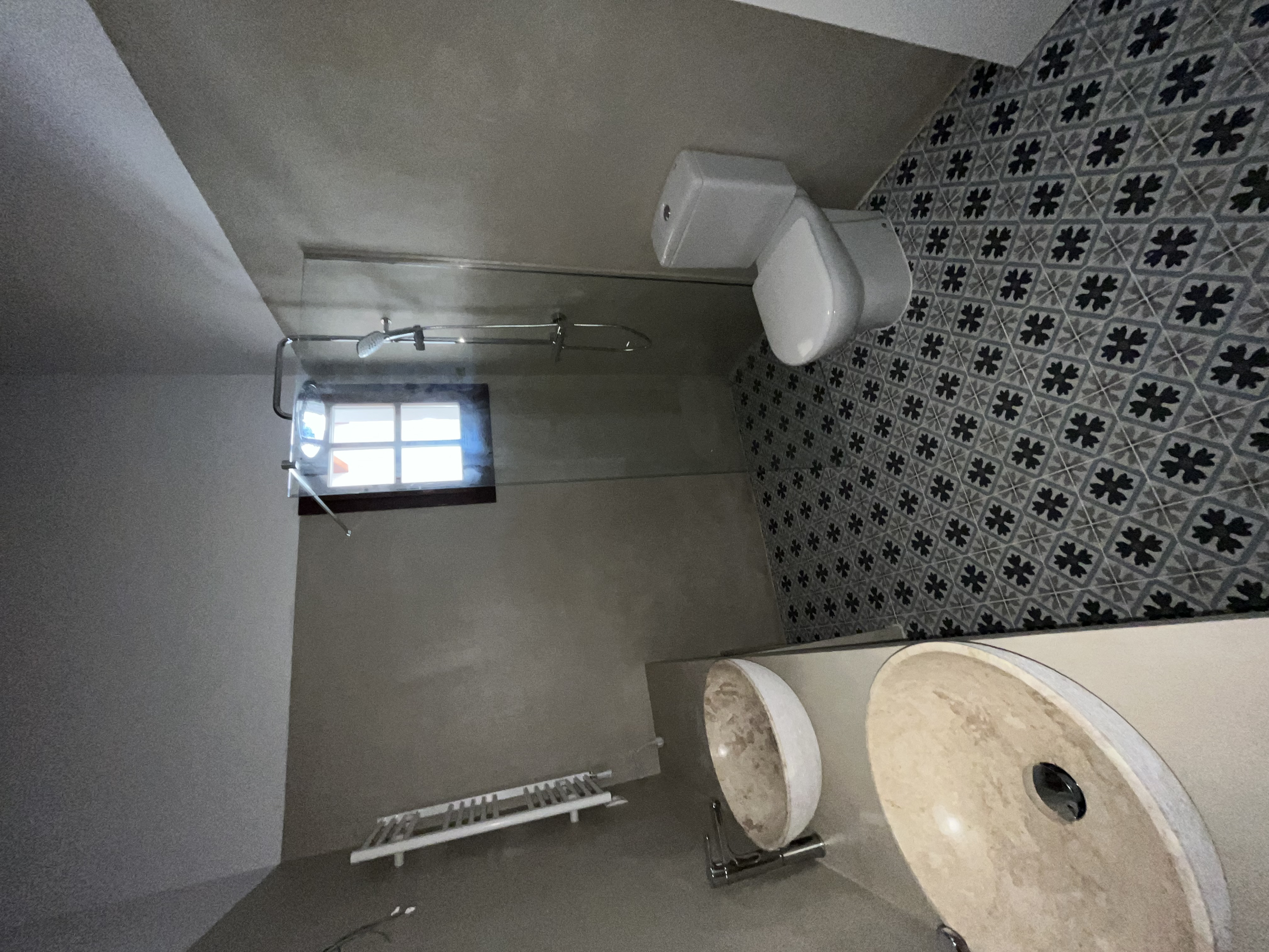 Baño con azulejos geométricos