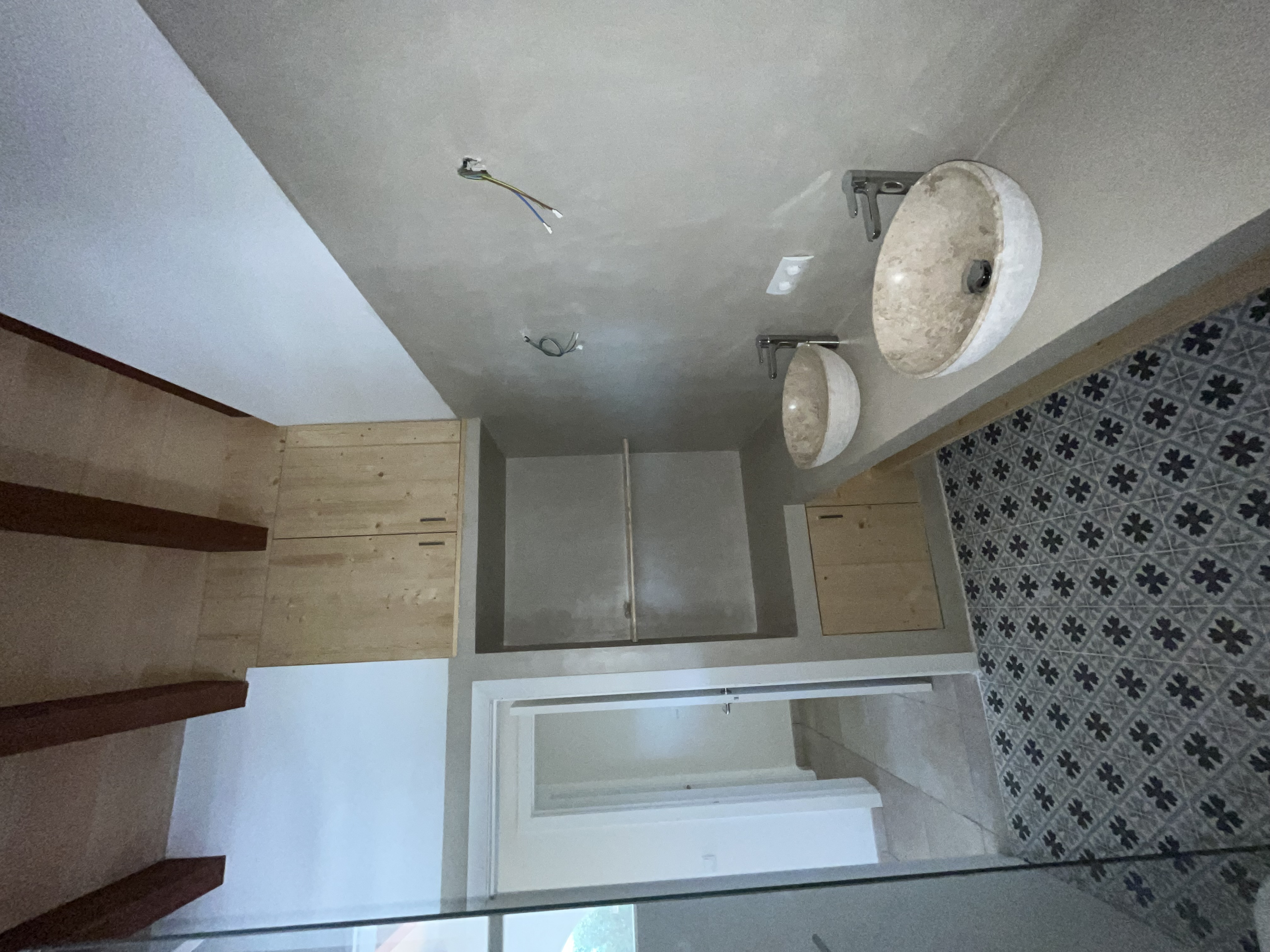 Baño con azulejos geométricos