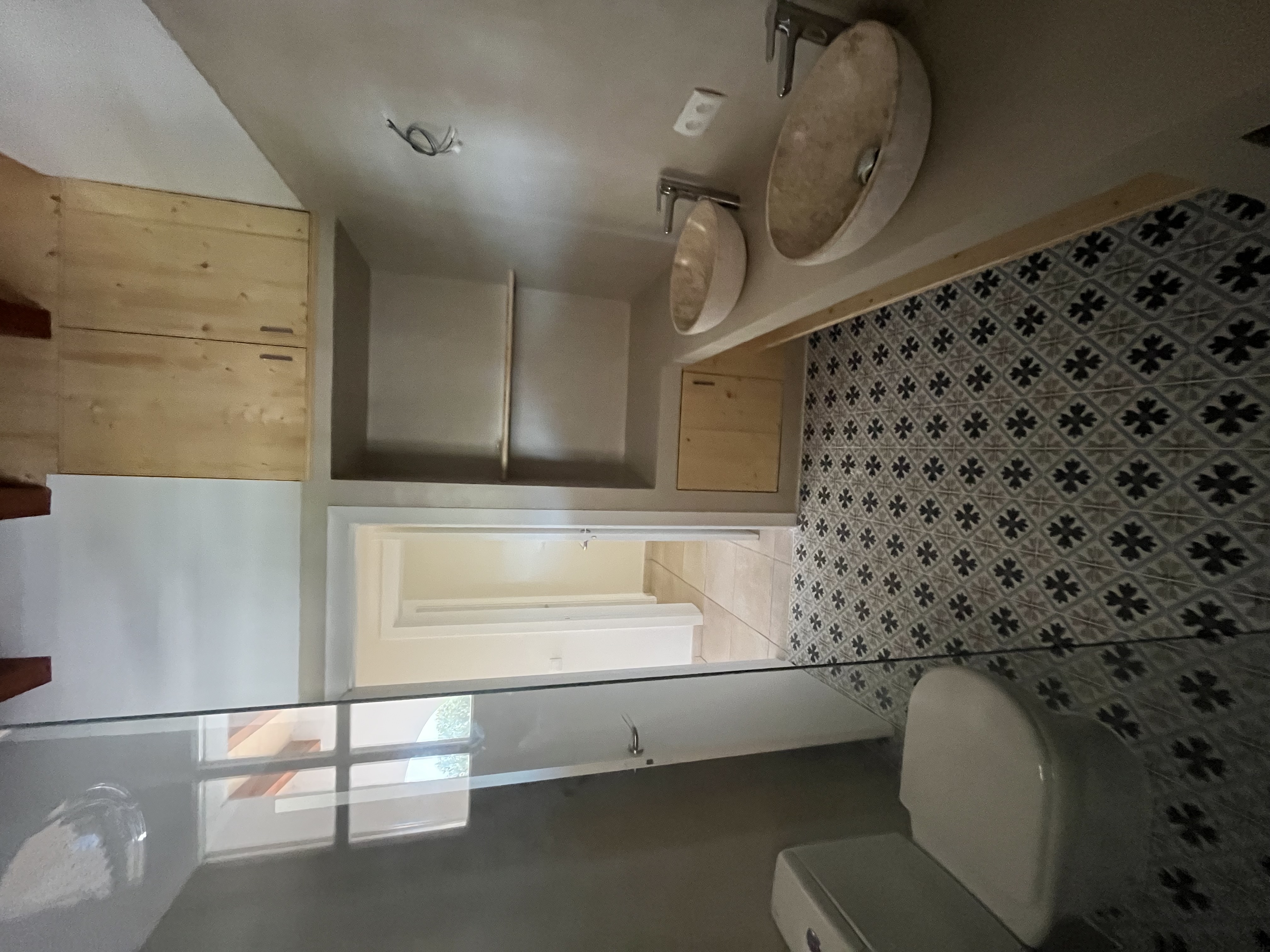 Baño con azulejos geométricos