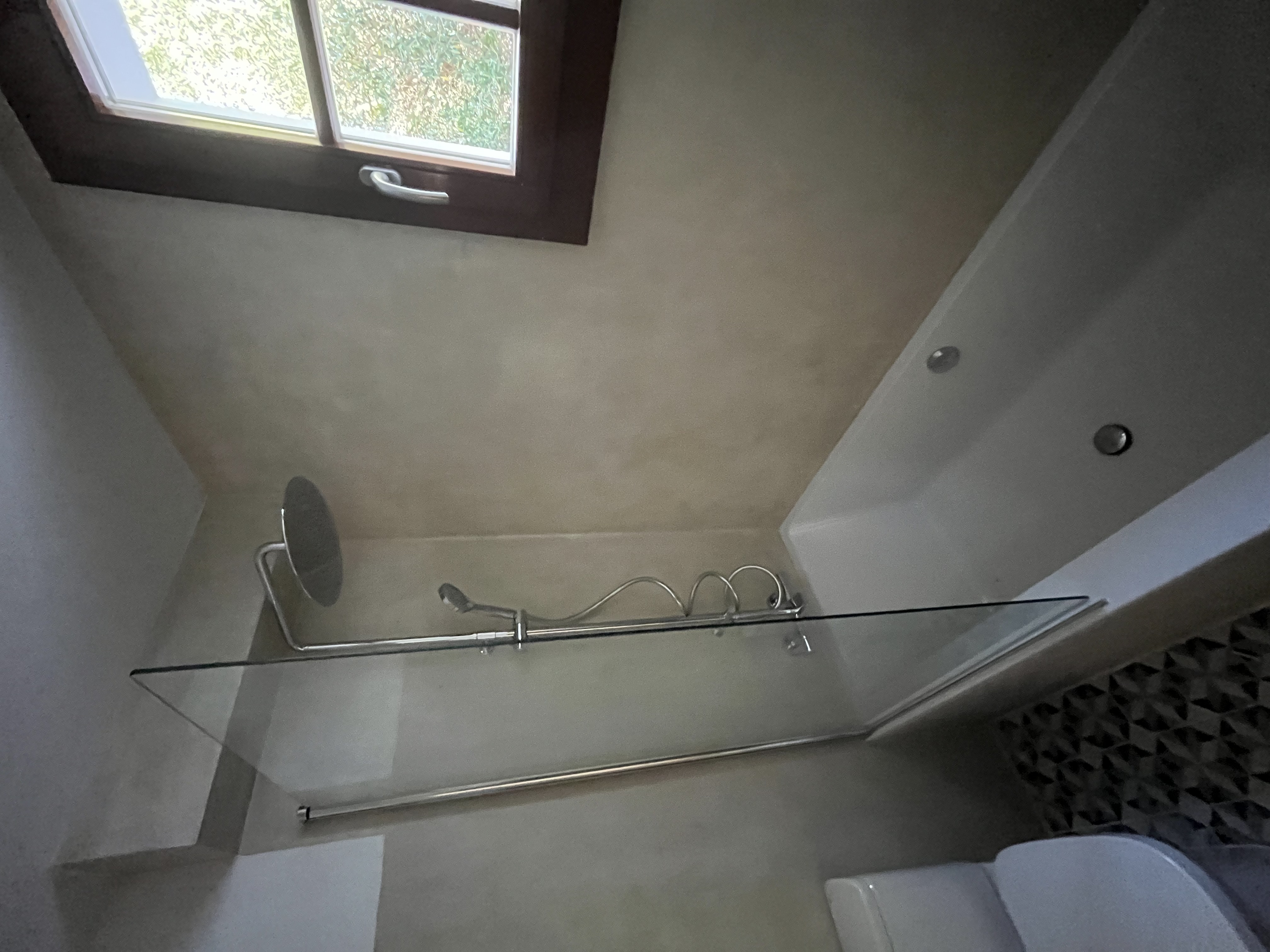 Baño con azulejos geométricos