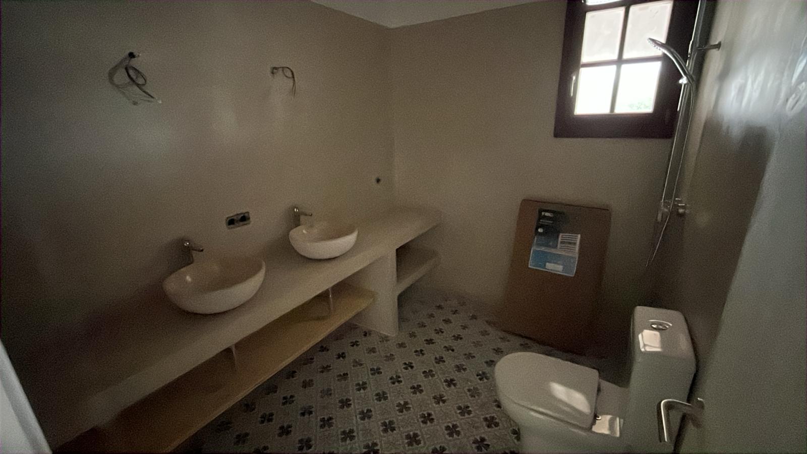 Baño con doble lavabo