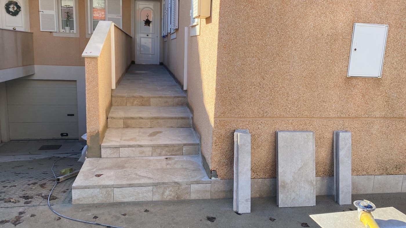 Escaleras exteriores con baldosas