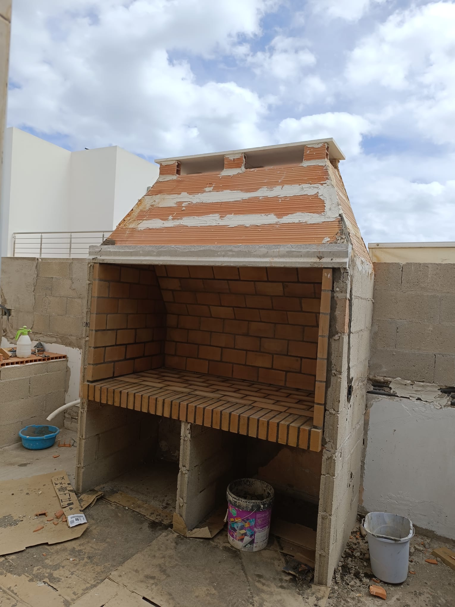 Construcción de horno y barbacoa