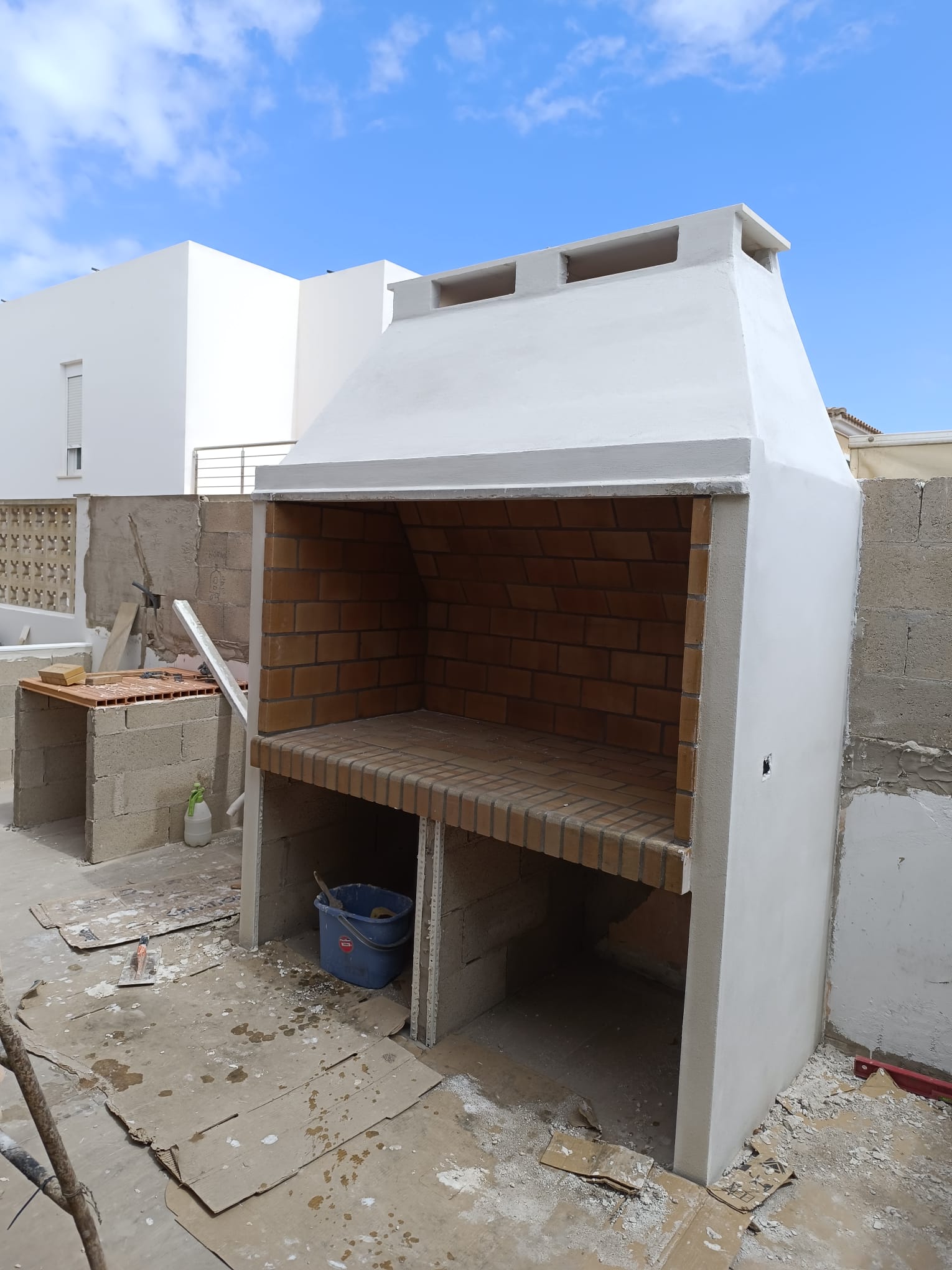 Construcción de horno y barbacoa