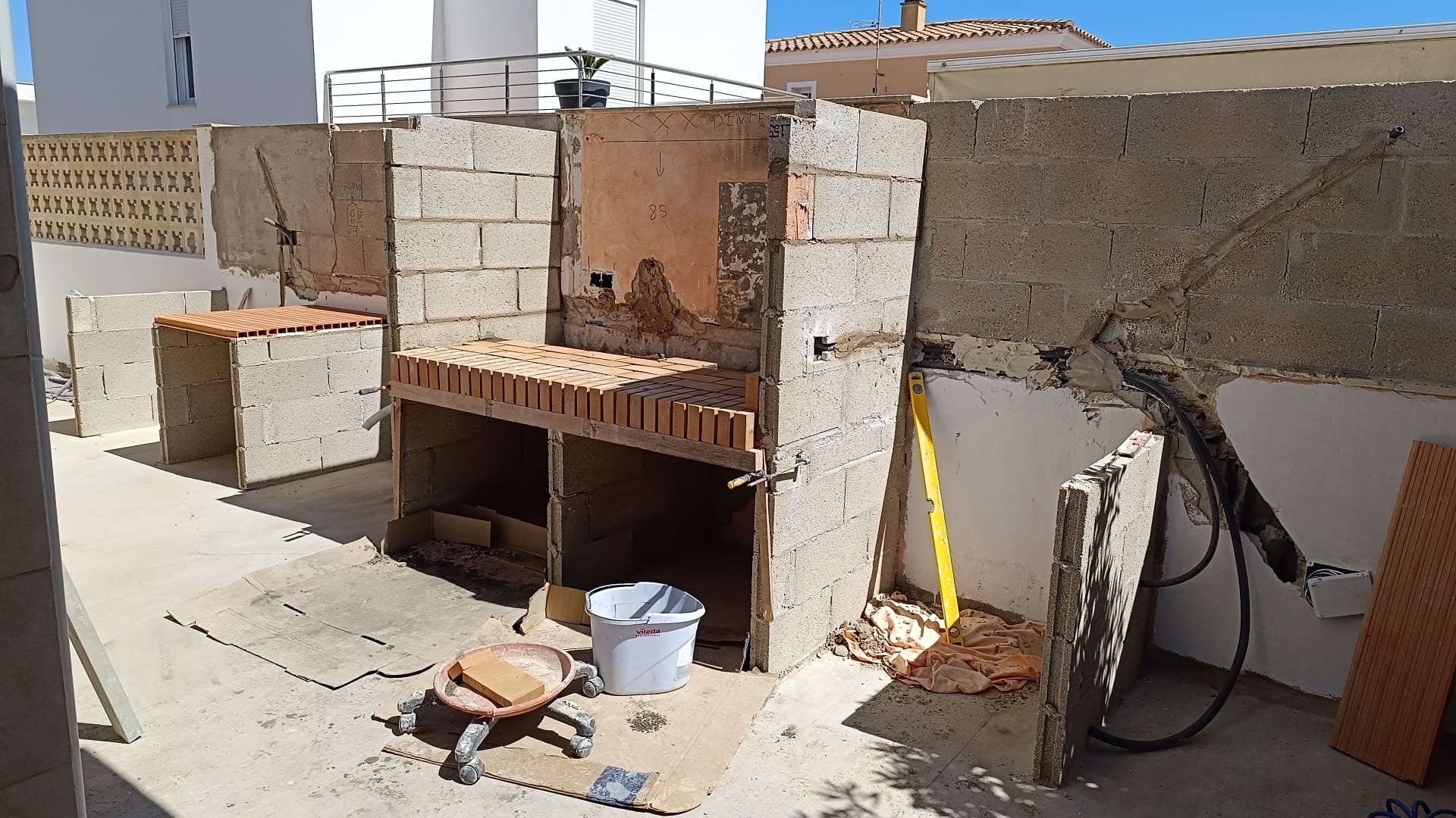 Construcción de horno y barbacoa